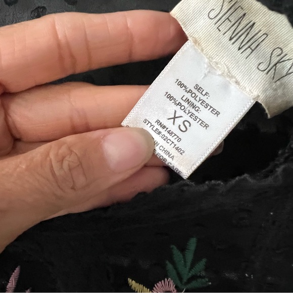 Black floral embroidery short sleeve blouse - Picture 2 of 3